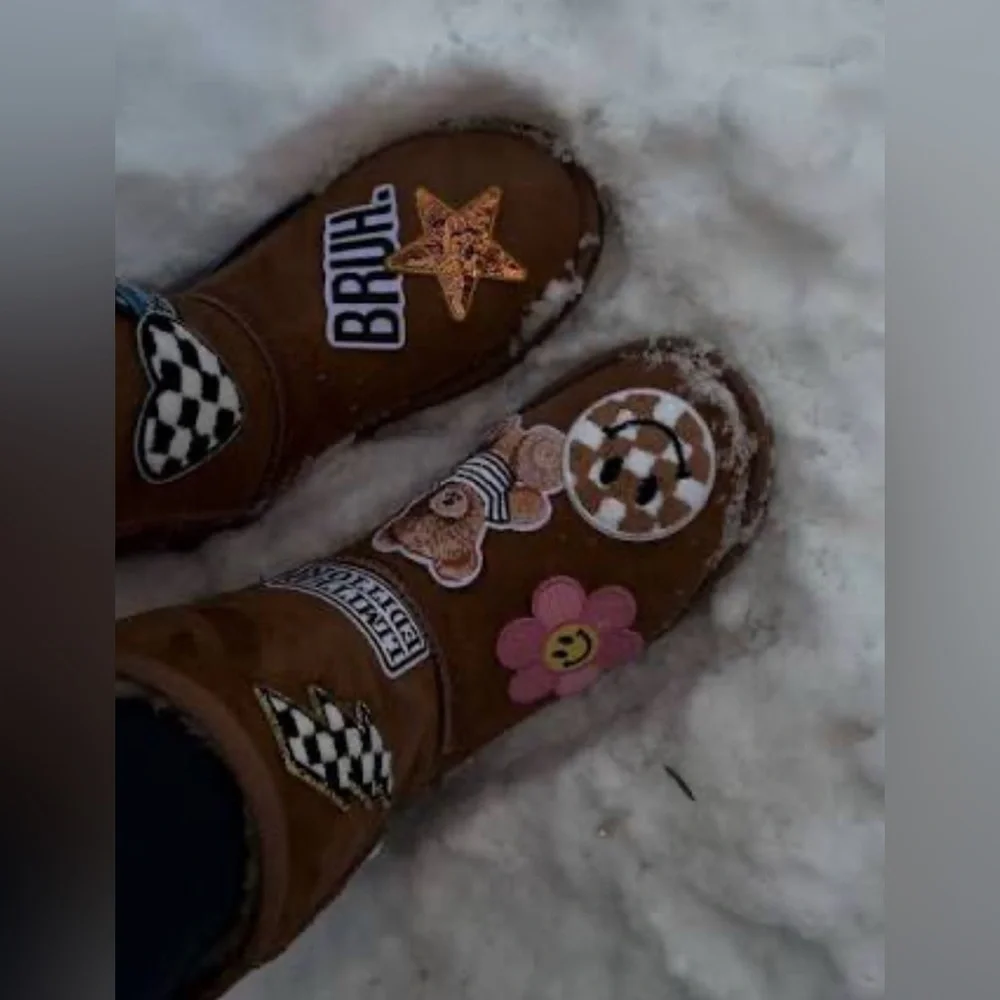 UGG Bailey Button Triplet Boots Chestnut FLAWED